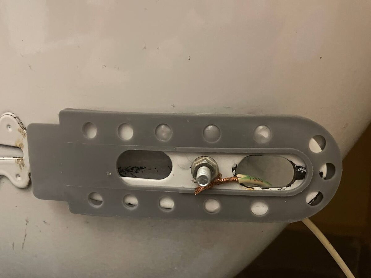 Заземление подключенное к ванне. Для заземления крепления 30 мм используется оцинкованный болт и гайка на диаметром 0.5.