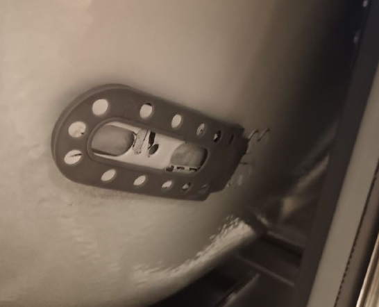  Для заземления используется оцинкованный болт и гайка на диаметром 0.5.