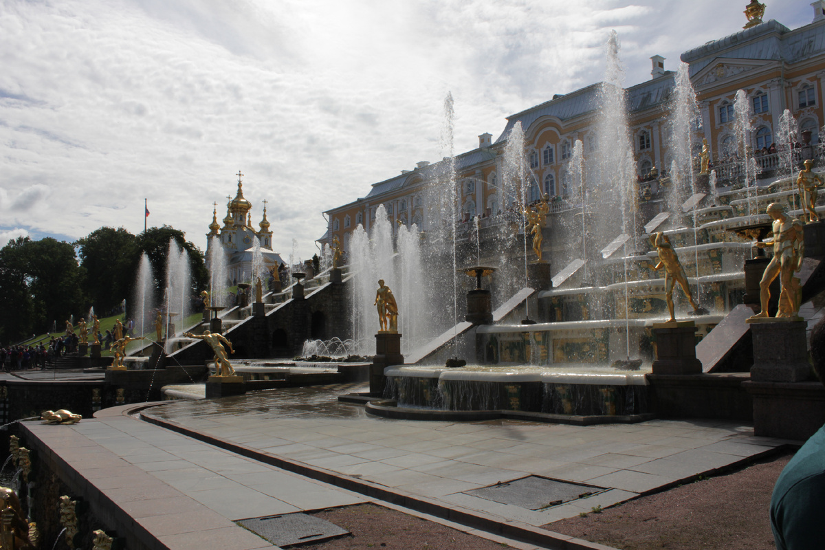 Большой каскад фонтанов Петергофа. Фото автора. 