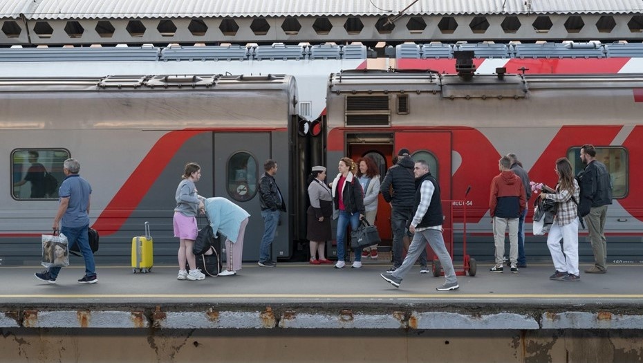    Московский вокзал. Перрон. Пассажиры выходят из вагона прибывшего в Петербург поезда. Автор фото: Тихонов Михаил