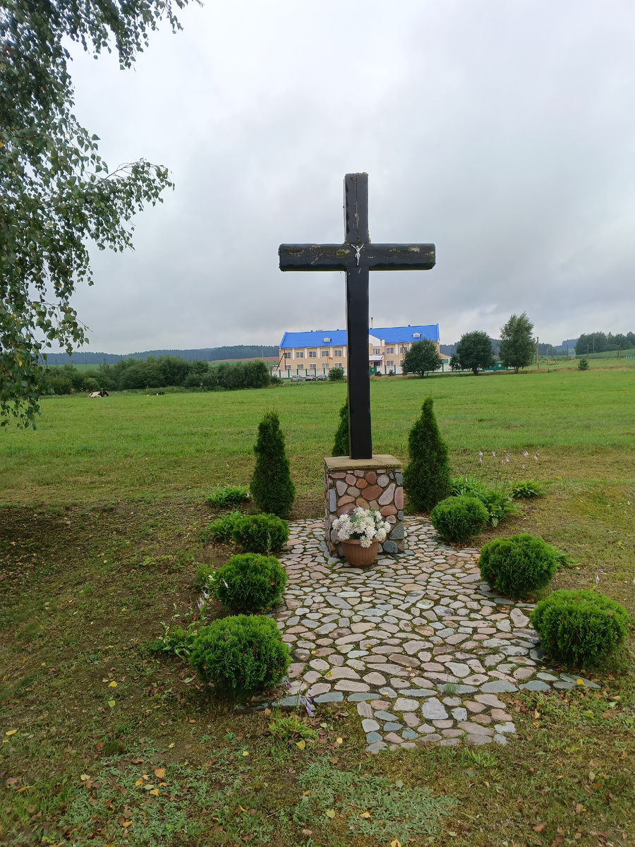 фото автора: этот католический крест поставлен в деревне, куда мы приехали