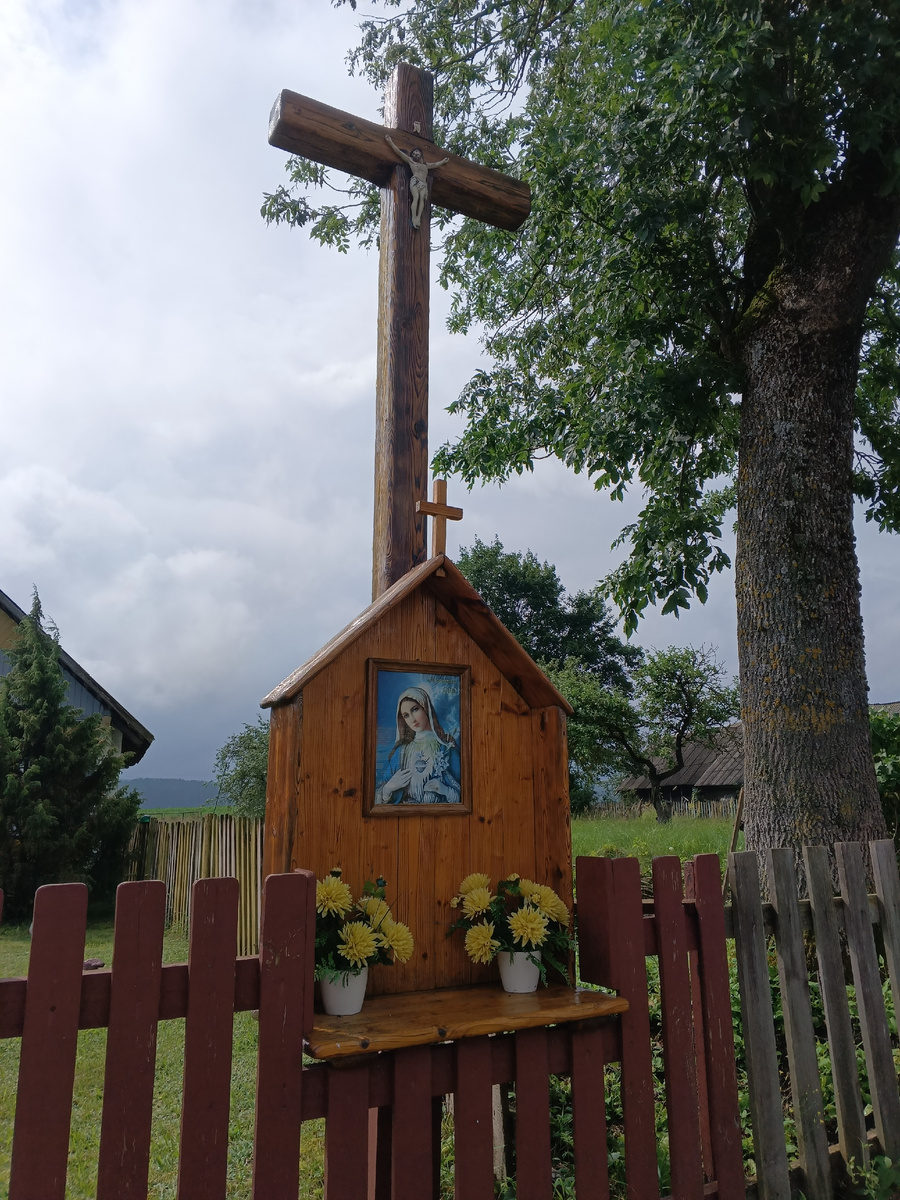 фото автора: католический крест в центре деревни