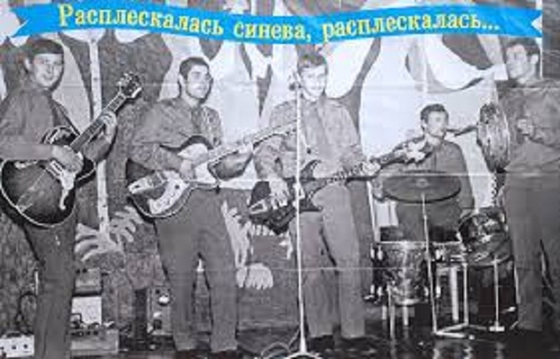 Помимо исполнения сольными исполнителями и музыкальными коллективами, песня исполняется также стихийно, импровизированными мужскими хорами