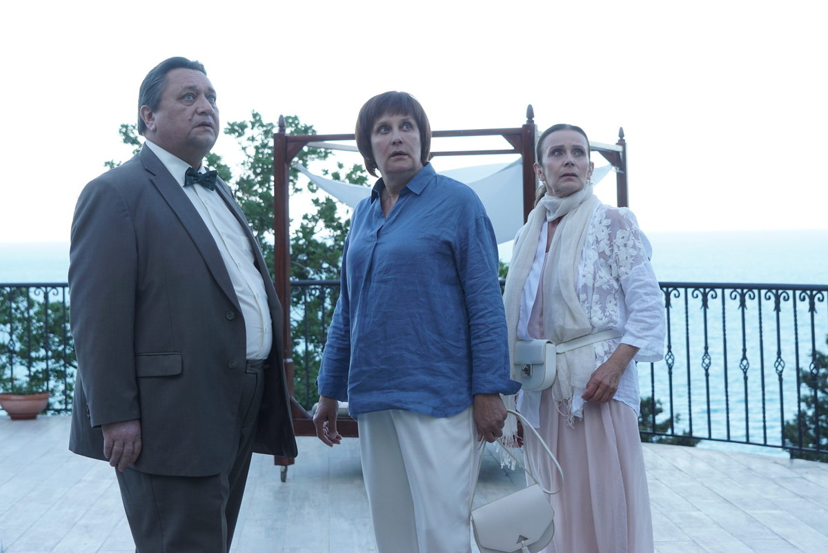 Александр Клюквин, Татьяна Орлова и Елена Сафонова. Кадр из сериала "Старушки в бегах. Крымские каникулы".