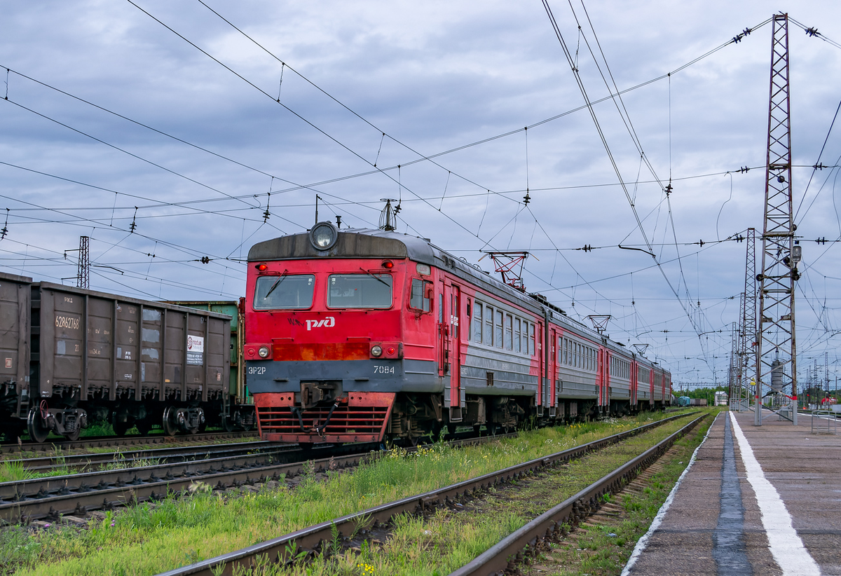 Электропоезд ЭР2Р-7084 в последние месяцы работы, источник фото https://railgallery.ru/photo/286476, автор Venhel 
