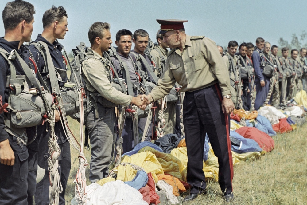    01.06.1969 год. Командующий ВДВ генерал армии Василий Маргелов благодарит десантников за отлично проведенную учебу. / Фото: РИА Новости
