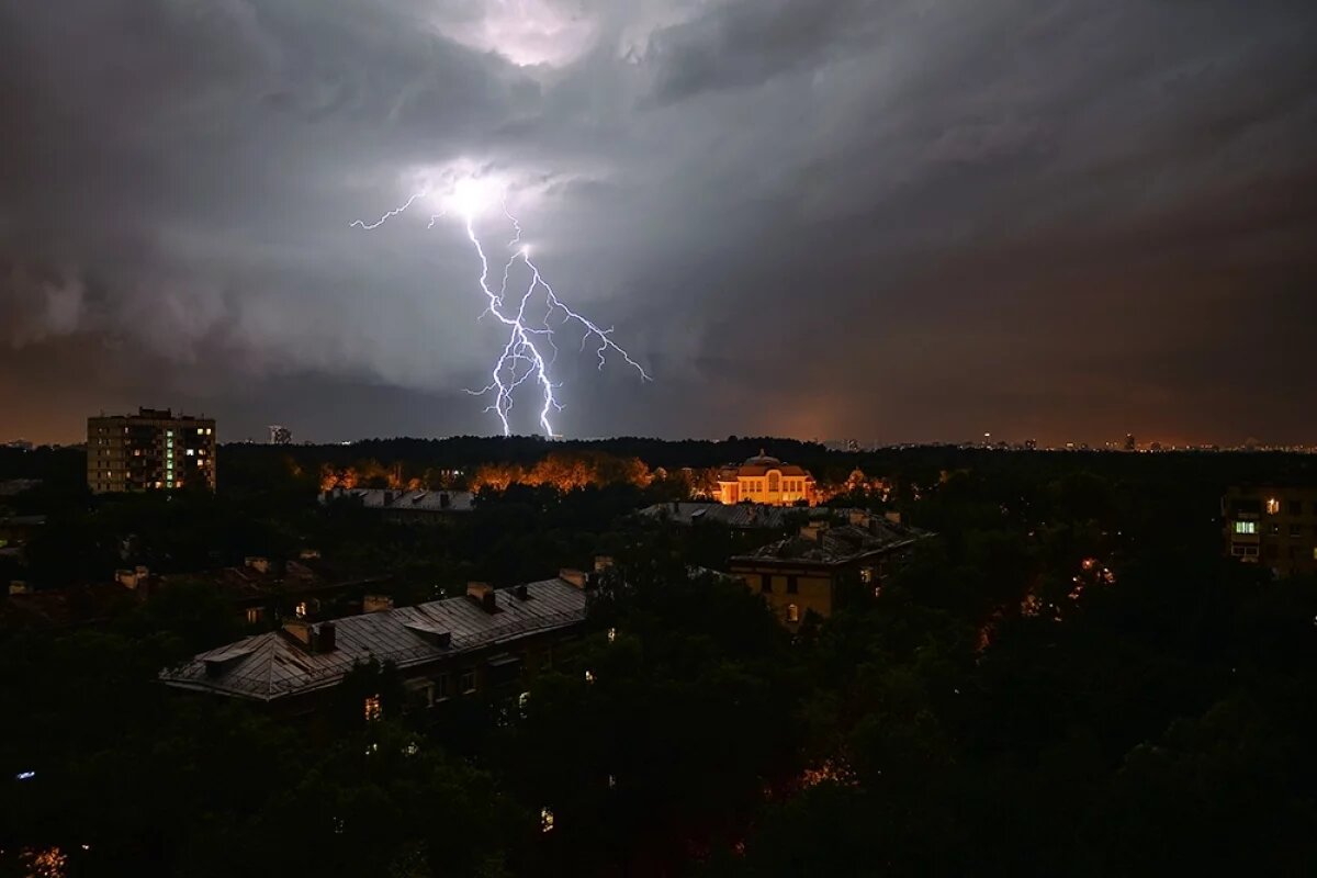    Гроза на севере Москвы.