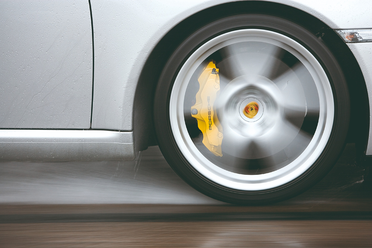 Фото заимствовано - https://storage.googleapis.com/domigopwuaamae/car-wheels-spinning-in-rain.html