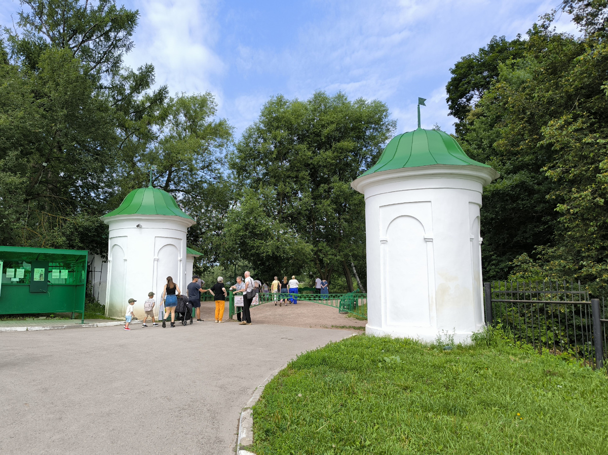 Въезд в Ясную Поляну