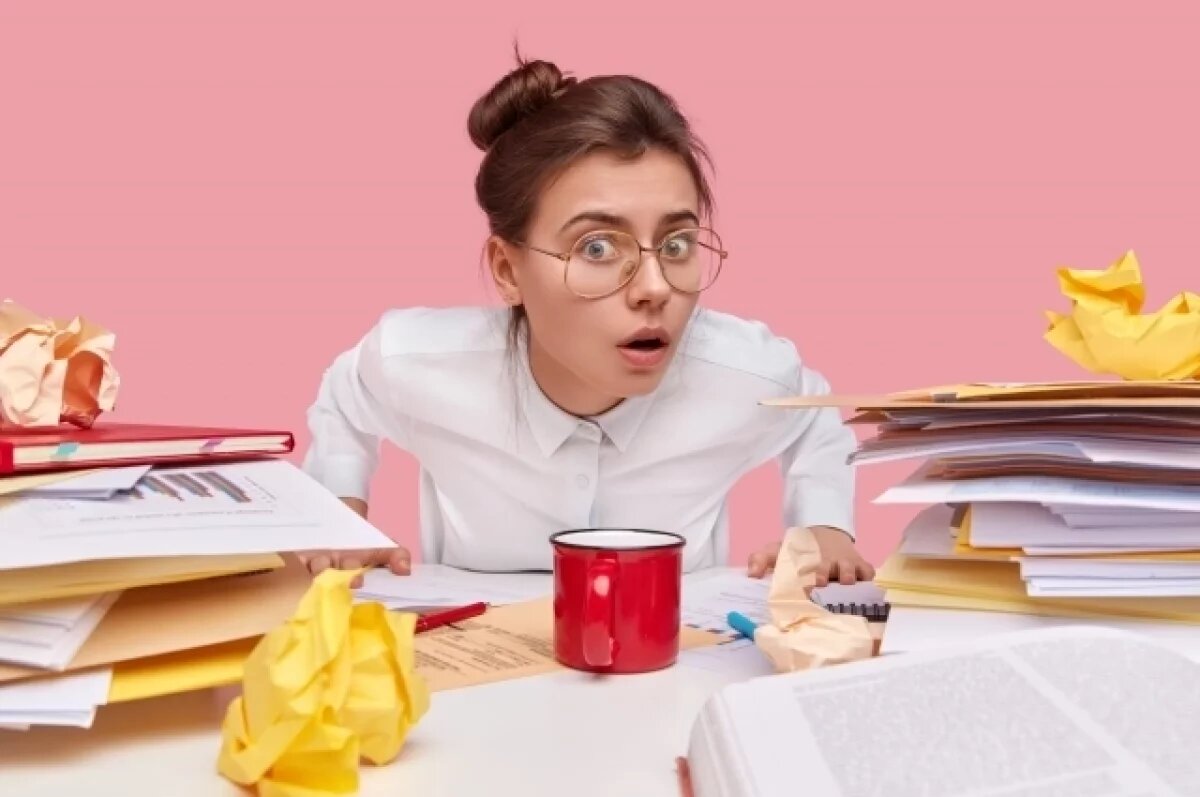    На работе такие люди могут перерабатывать без вознаграждения, занижать свою ценность