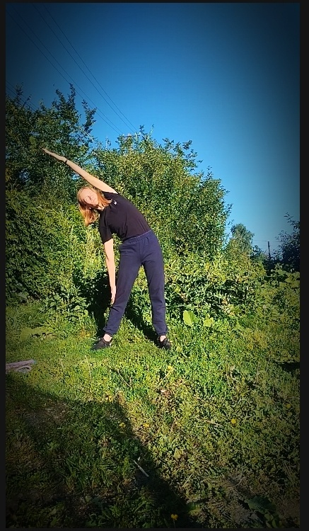 В процессе зарядки, на улице мне нравится делать зарядку, лицом к солнышку, получать от него утренние тёплые лучики... 