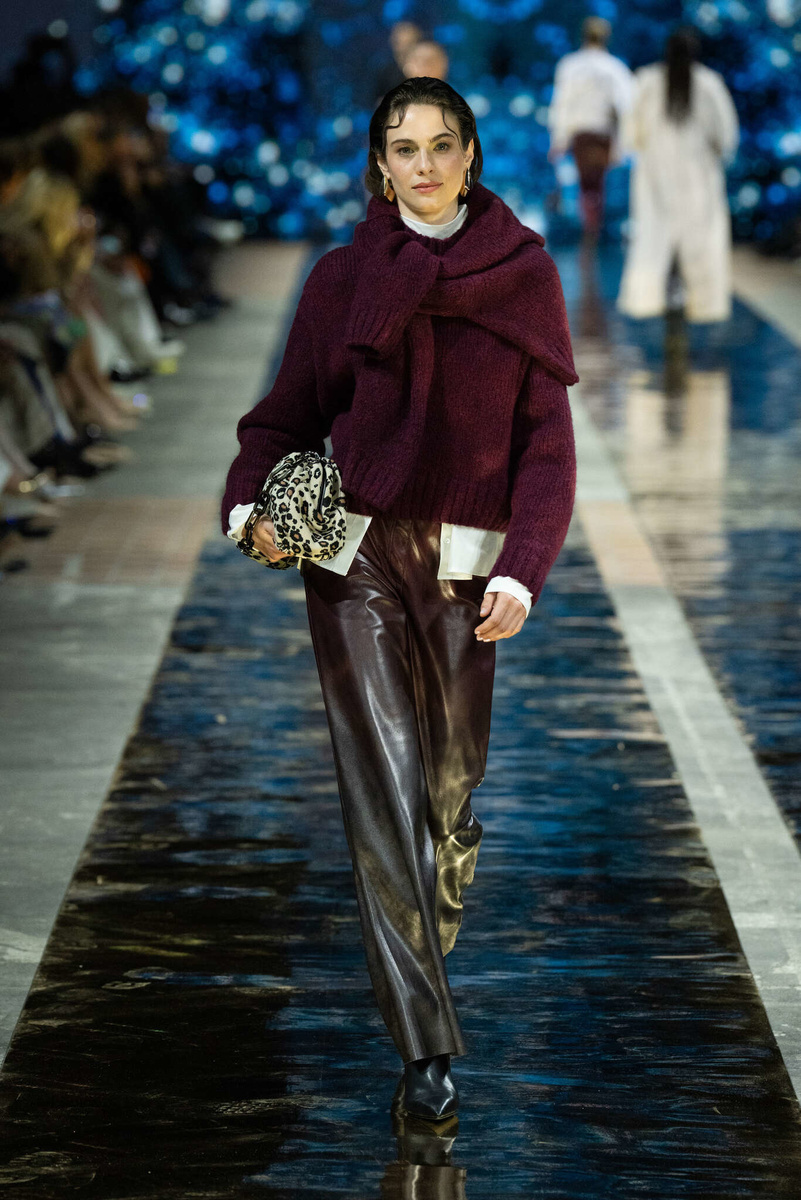 Забудьте про мини! Грядёт эра уютного максимума, благородных текстур и смелых деталей. Ловите гид по главным модным «фишкам» сезона.