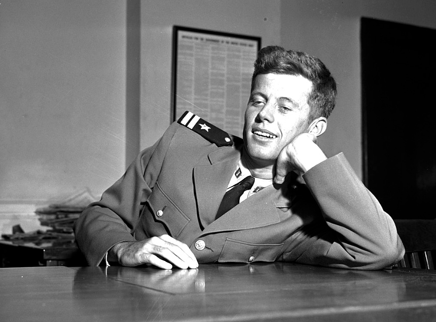 Джон Ф. Кеннеди в 1943 году, в форме офицера ВМФ США.