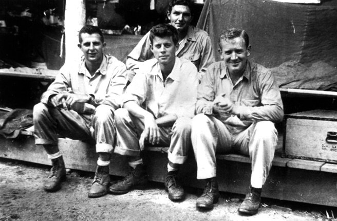 Тулаги, Соломоновы Острова. Офицеры торпедного катера (слева направо): Джеймс («Джим») Рид, Джон Ф. («Джек») Кеннеди, Джордж («Барни») Росс [сзади] и Пол («Рыжий») Фэй.