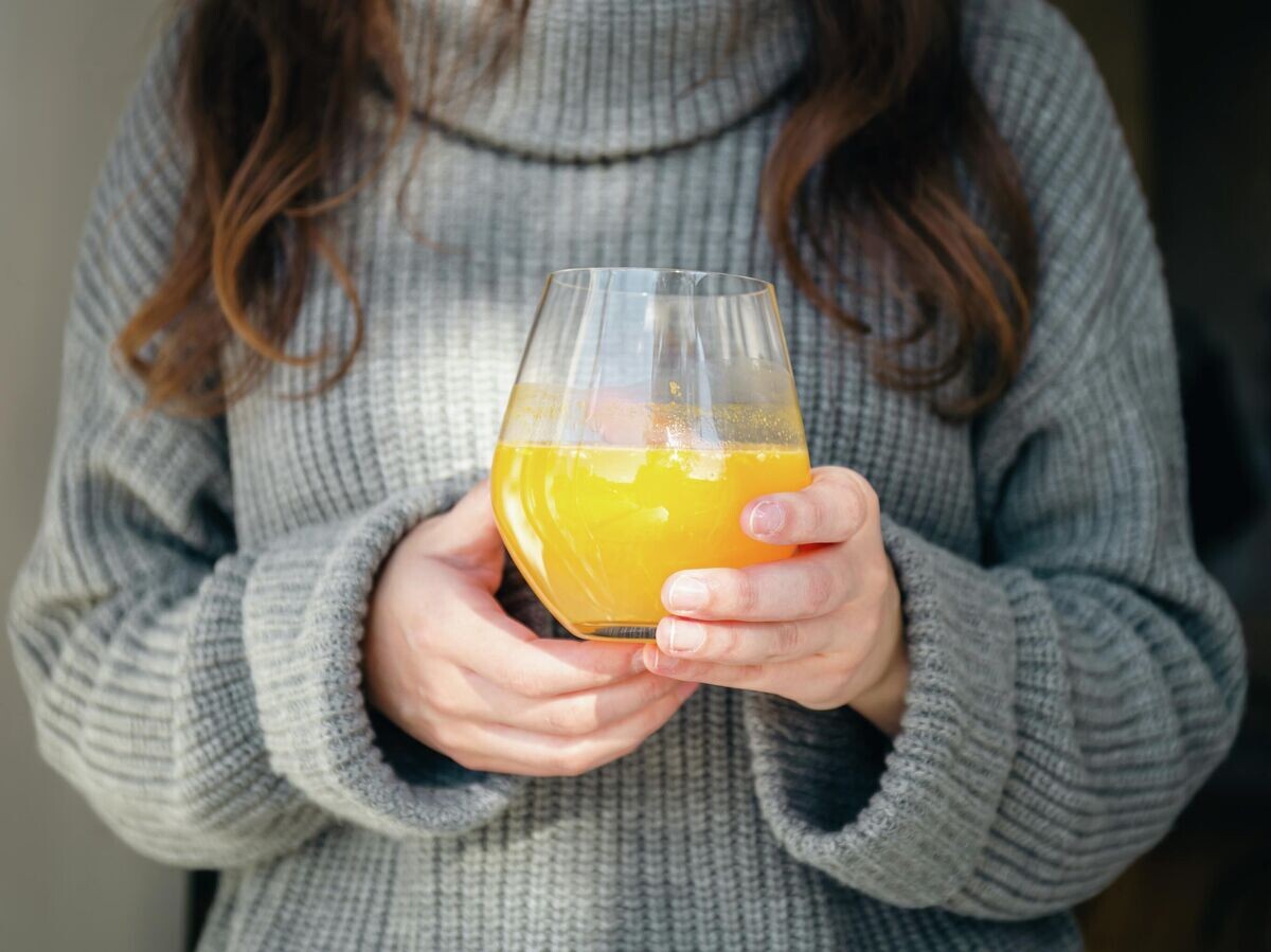    Девушка со стаканом апельсинового сока © Фото : Freepik/pvproductions