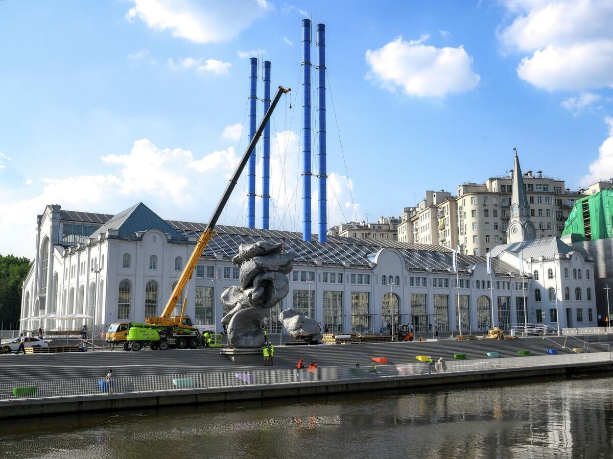    Демонтаж скульптуры Урса Фишера "Большая глина №4" на Болотной набережной в Москве© РИА Новости / Алексей Майшев