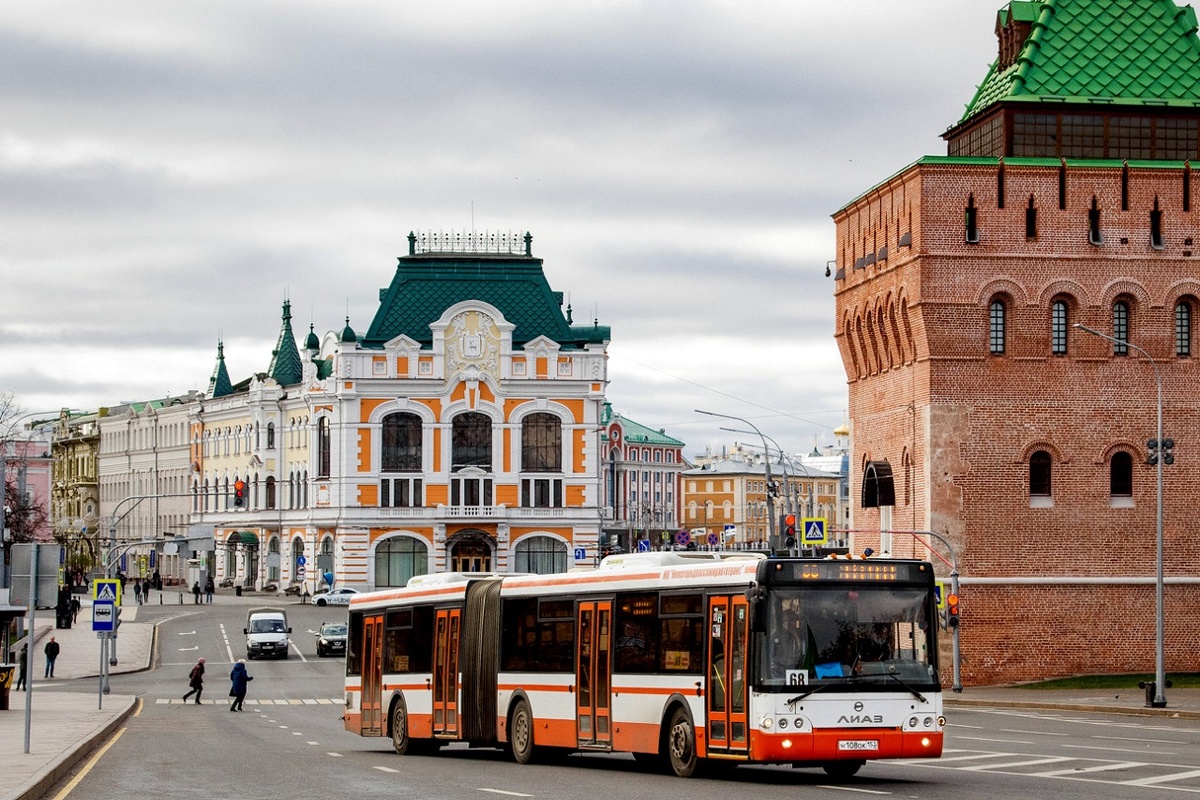 ▲ Один из ЛиАЗ-6213.22 с заменённым двигателем. Нижний Новгород, пл. Минина и Пожарского. 25 октября 2021   /// Фото: Андрей Рябицев