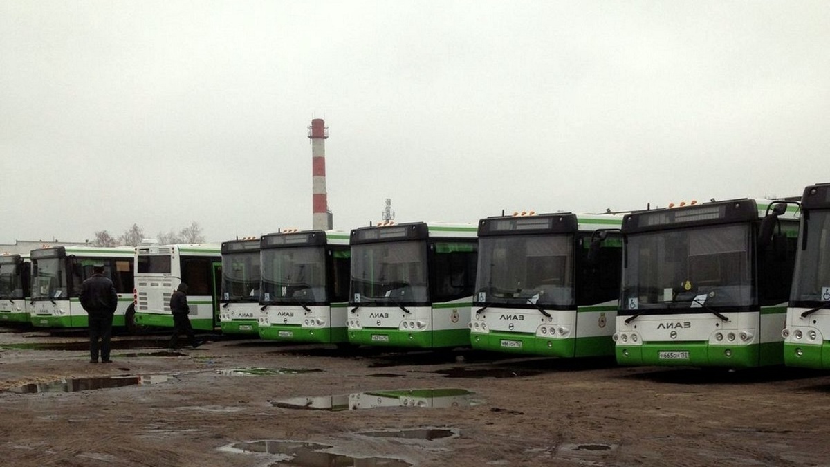 ▲ Недавно прибывшие с завода новые ЛиАЗ-6213.22 на территории НПАП-2. Октябрь 2014 г.  /// Фото автора