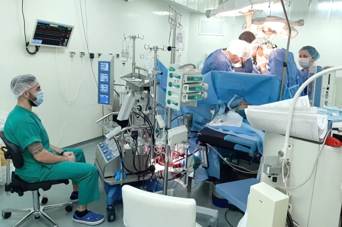    Пересадка сердца — мера крайняя, но для пациентов с тяжёлой сердечной недостаточностью такая операция - единственный выход.