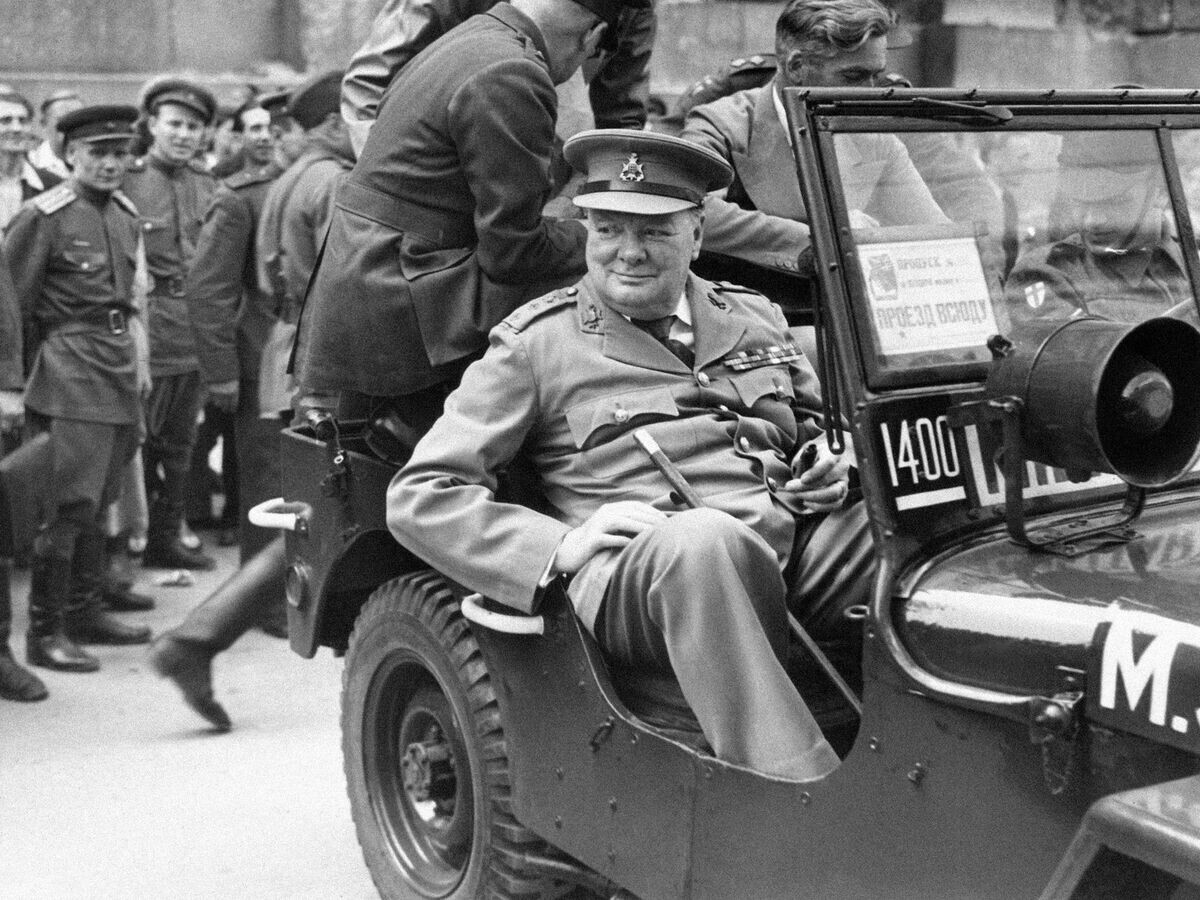    Уинстон Черчилль во время визита в разрушенный Берлин, июль 1945 года© AP Photo