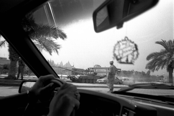    Иракские солдаты едут на танке по улицам Кувейта, 4 августа 1990 года / Stephanie Mcgehee/AP