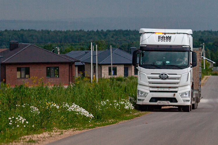    «Грузовик FAW в Китае стоит 3–3,5 миллиона рублей».   
Фото: «БИЗНЕС Online»