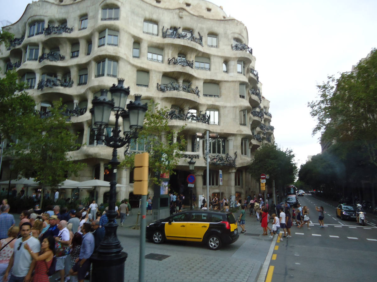 Гауди. Невозможно забыть. Все ученики, побывавшие в Барселоне, уместно вспоминали что-то в сочинениях.