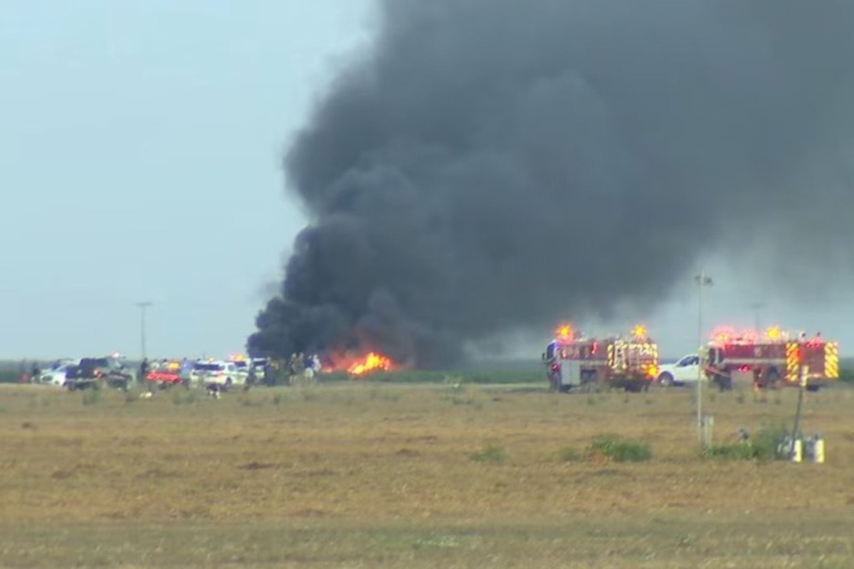 В чистом поле, в чистом поле загорелся самолёт.  фото: картинки яндекс.