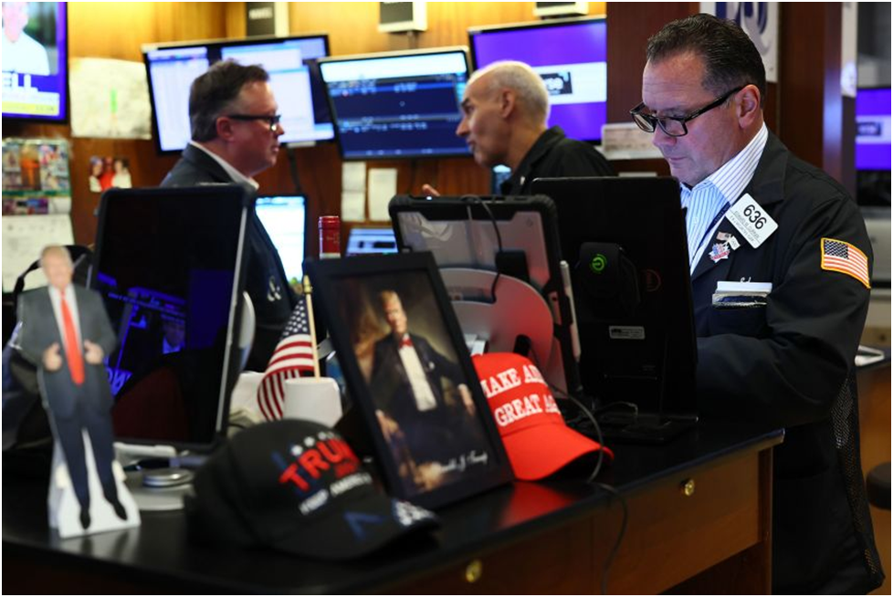 В пятницу трейдеры работают рядом с товарами Trump на площадке Нью-Йоркской фондовой биржи.
Майкл М. Сантьяго/Getty Images