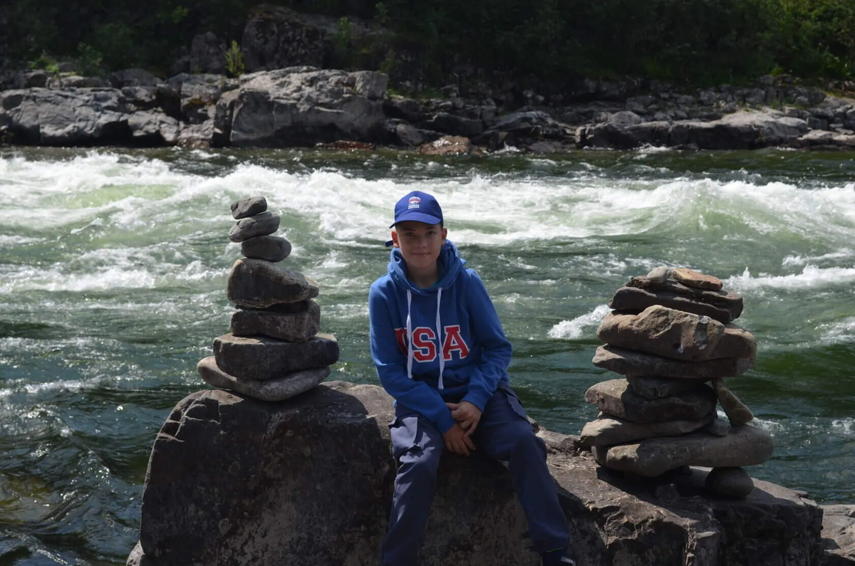 На Гуляевских порогах. Внук и те самые обаа, которые сооружают в труднопреодолимых и опасных местах в благодарность духам за спасение и помощь.