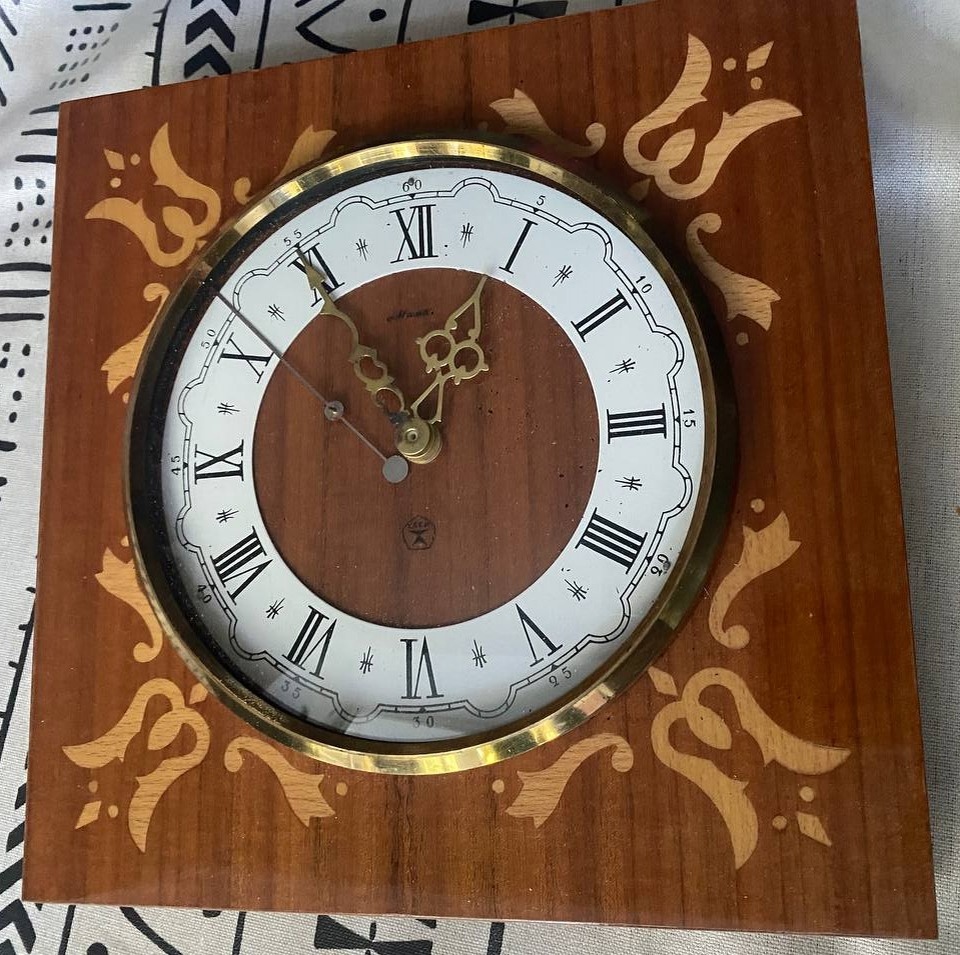 Выставлено  на продажу: часы, найденные в сарае. Пока никто ими не интересовался