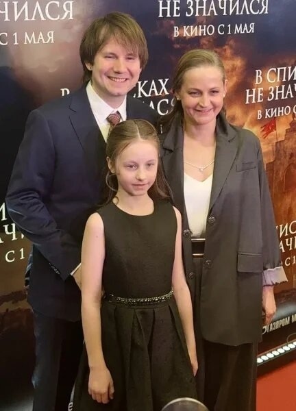 Актриса Яна Сексте с семьей на премьере фильма "В списках не значился". Фото- Яндекс-картинки