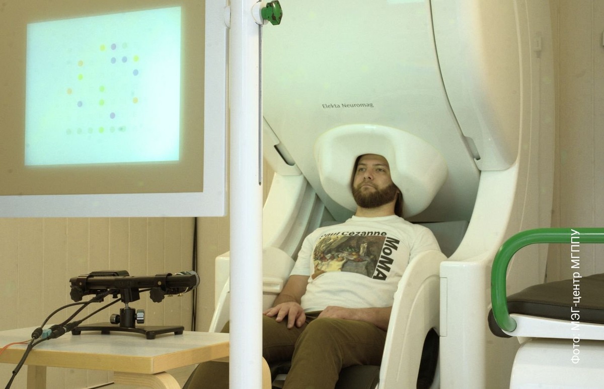    Евгений Свирин, один из авторов исследования, тестирует управление с помощью взгляда в установке для регистрации магнитоэнцефалограммы.