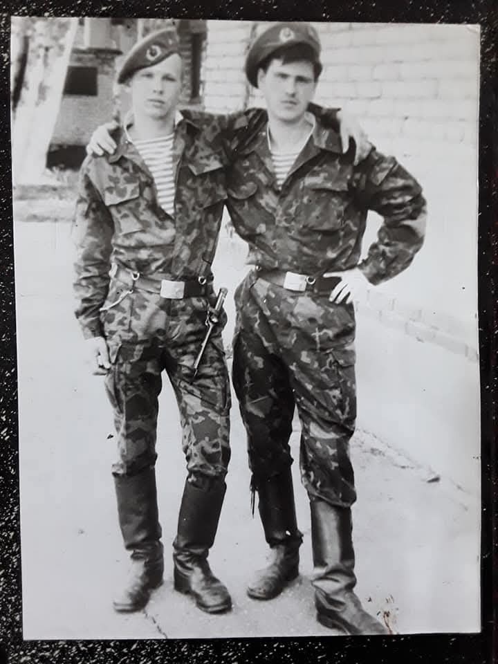 На фото Художник Дмитрий Кустанович (справа)