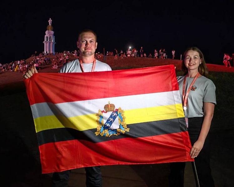     Флаг Курской области подняли на главном арт-фестивале страны