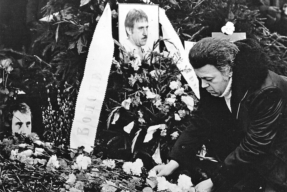 Иосиф Кобзон на могиле Высоцкого  📷
