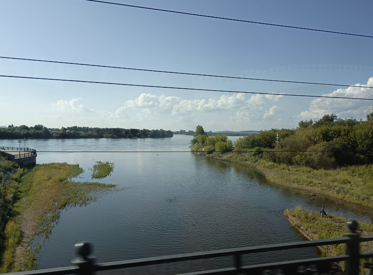 Слияние р.Ушаковки с Ангарой. Справа  - белый крест. Расстрел произведен в начале февраля. Вместе с Колчаков был убит член его правительства. Их тела после расстрела были опущены в прорубь на реке Ушаковке и унесены течением.