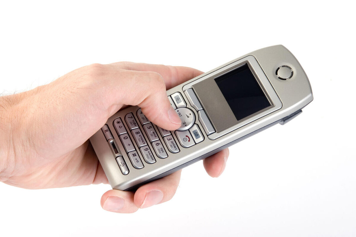    Кнопочный телефон. 123RF/legion-media.ru