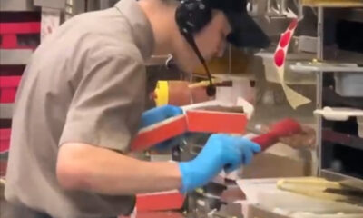 Источник https://gazetapik.ru/wp-content/uploads/2025/07/na-m4-don-vo-vkusno-i-tochka-sotrudnik-pleval-v-burgery-400x240.jpg