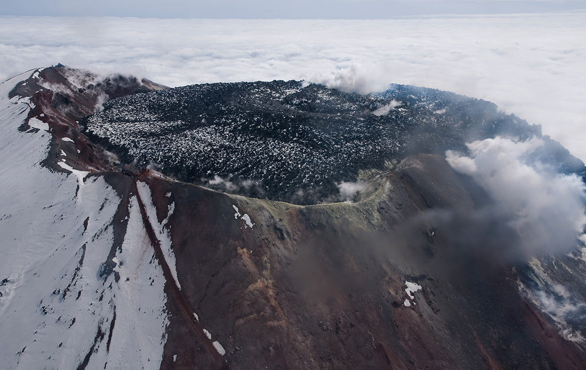 Фото: Вулкан Авачинский и участники массового восхождения / Артем Безотечество (архив)