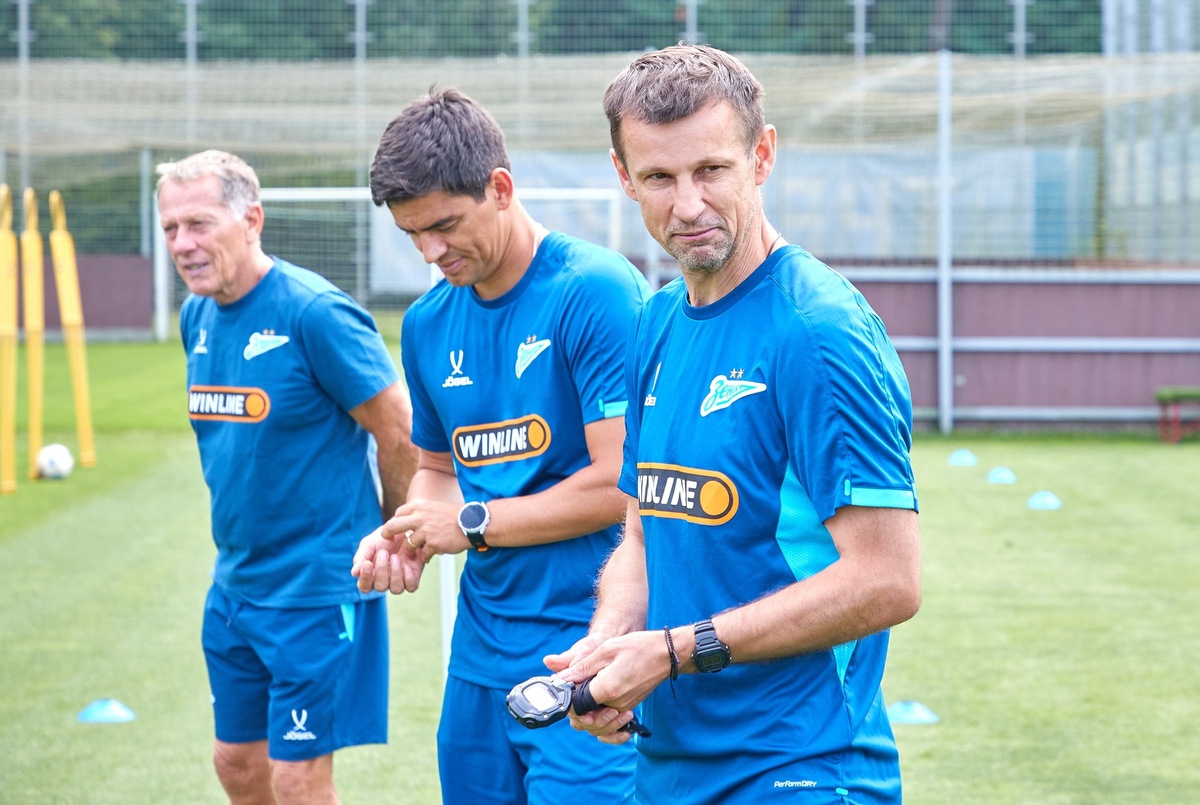 Сергей Семак на тренировке перед матчем с ЦСКА был в не самом плохом насторении, хотя его старались испортить 