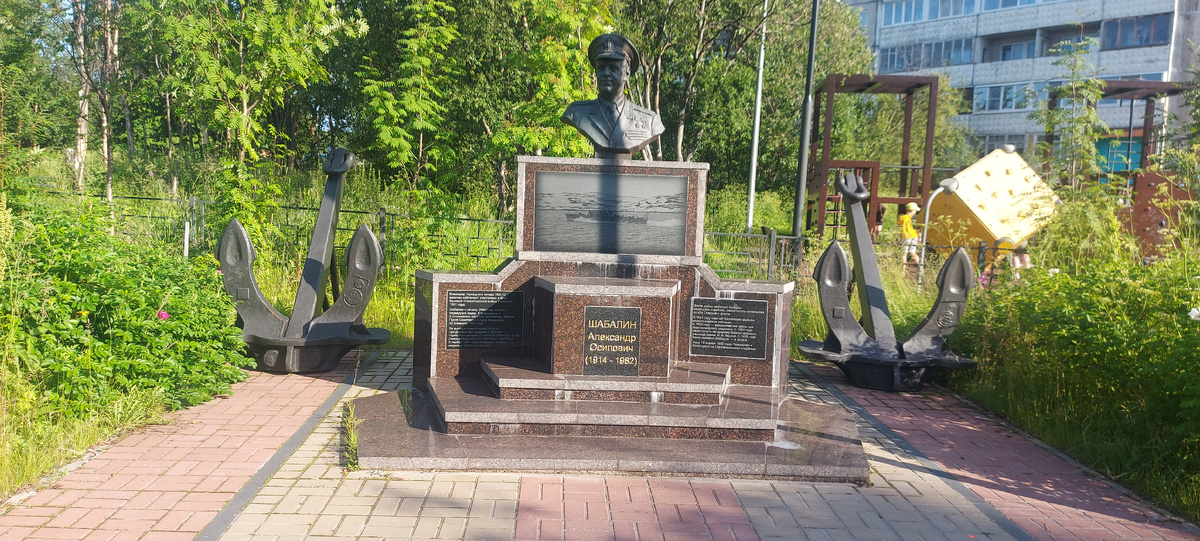монумент дважды Герою Советского Союза Александру Осиповичу Шабалину. 