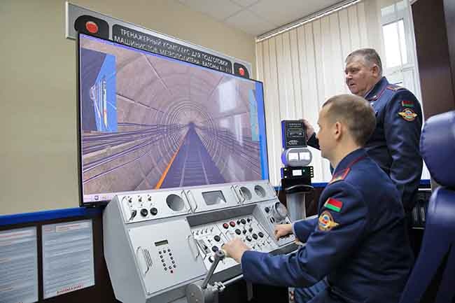 Под руководством машиниста-инструктора машинист отрабатывает аварийные игры на специальном тренажере