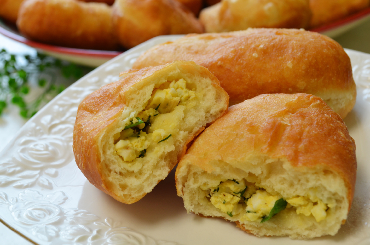 Привет друзья
Готовим вкусные пирожки
Особенно весной хочется именно такую начинку
Яйца с зеленым луком и укропом
Так вот сегодня пирожки с такой начинкой