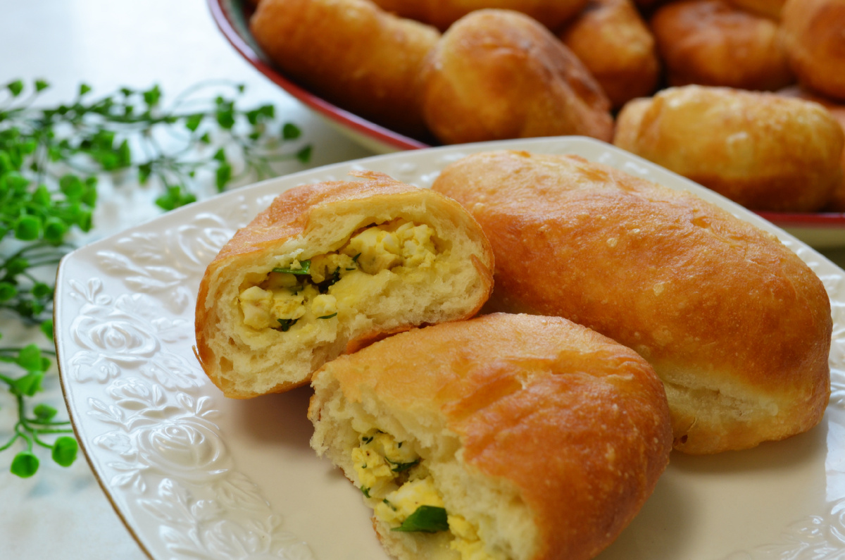 Тесто:
молоко теплое 500 мл
вода теплая 150 мл
соль 1 ст.л.(18 гр)без горочки
сахар 1,5 ст.л. без горочки (20 гр)
дрожжи прессованные 20 гр
сливочное масло мягкое или растопить-30 гр
раст масло 50 мл
мука пшеничная высший сорт 940 гнр
выход 70-75 гр каждый  шарик
23 шарика
начинка:
8-9 яиц отварить и порубить
зеленый лук большой пучок
укроп 5-6 веточек
соль по вкусу
черный молотый перец по вкусу
сливочное масло 100 гр
Жарим в раст масле.
Приятного чаепития вам друзья