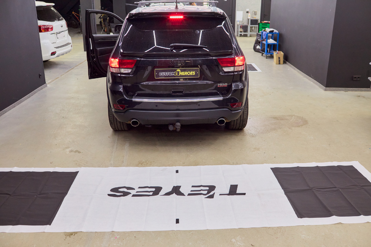 Источник фото: https://custom-heroes.ru/raboty/vid-uslugi/avtosvet/zamena-linz/jeep-grand-cherokee-wk2-mosch-vne-dorog-i-tehnologii-buduschego-vnutri/