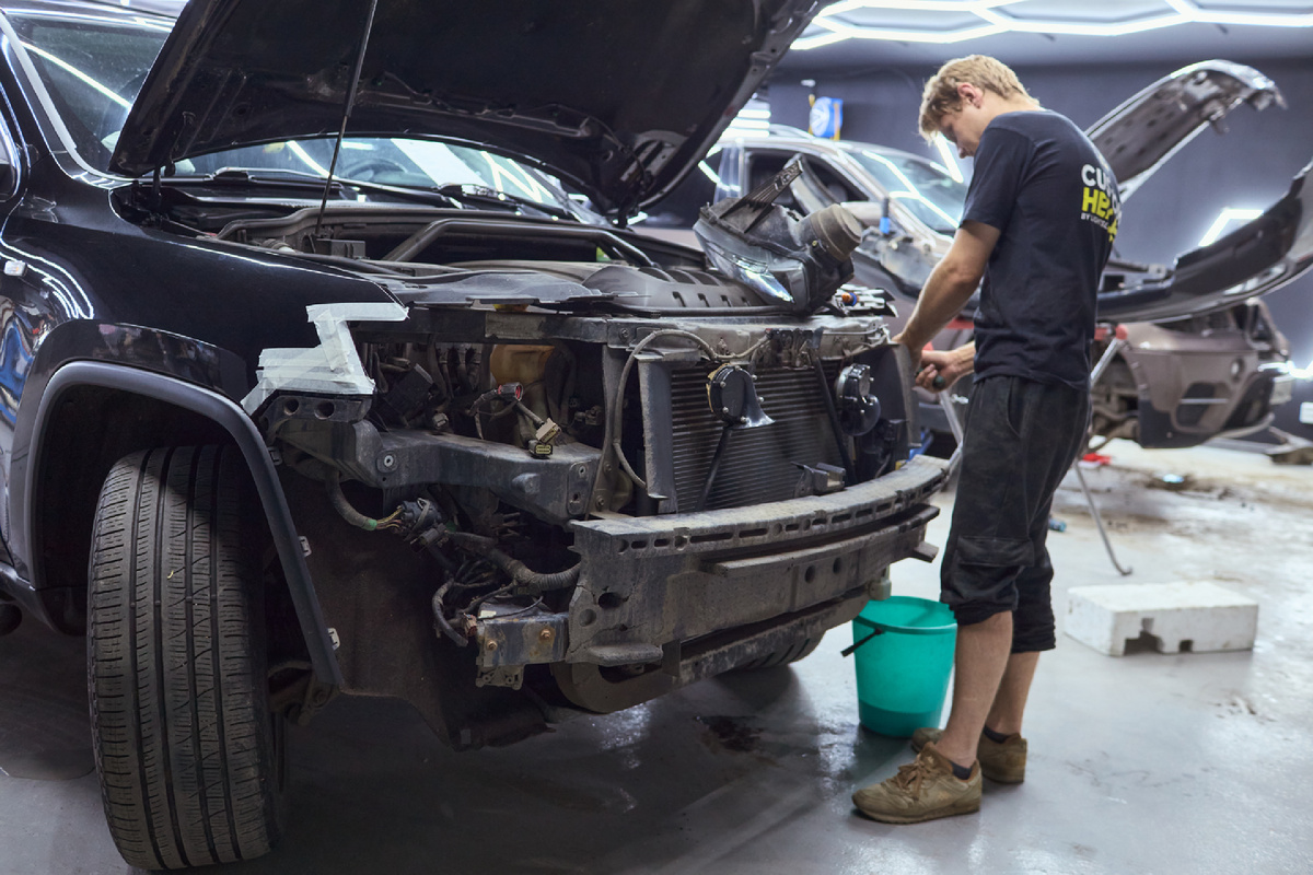 Источник фото: https://custom-heroes.ru/raboty/vid-uslugi/avtosvet/zamena-linz/jeep-grand-cherokee-wk2-mosch-vne-dorog-i-tehnologii-buduschego-vnutri/