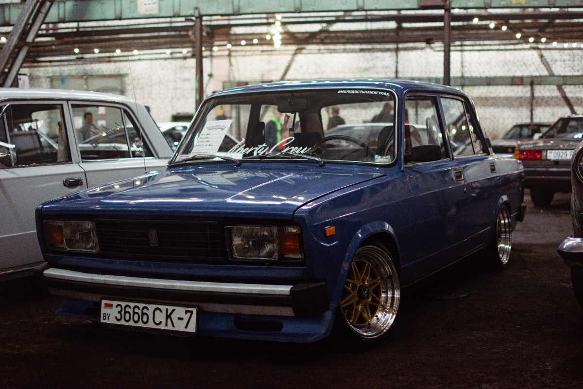 Американцы решили поддержать автопром и опубликовали снимок с ВАЗ-2105.  Фото: unsplash.com