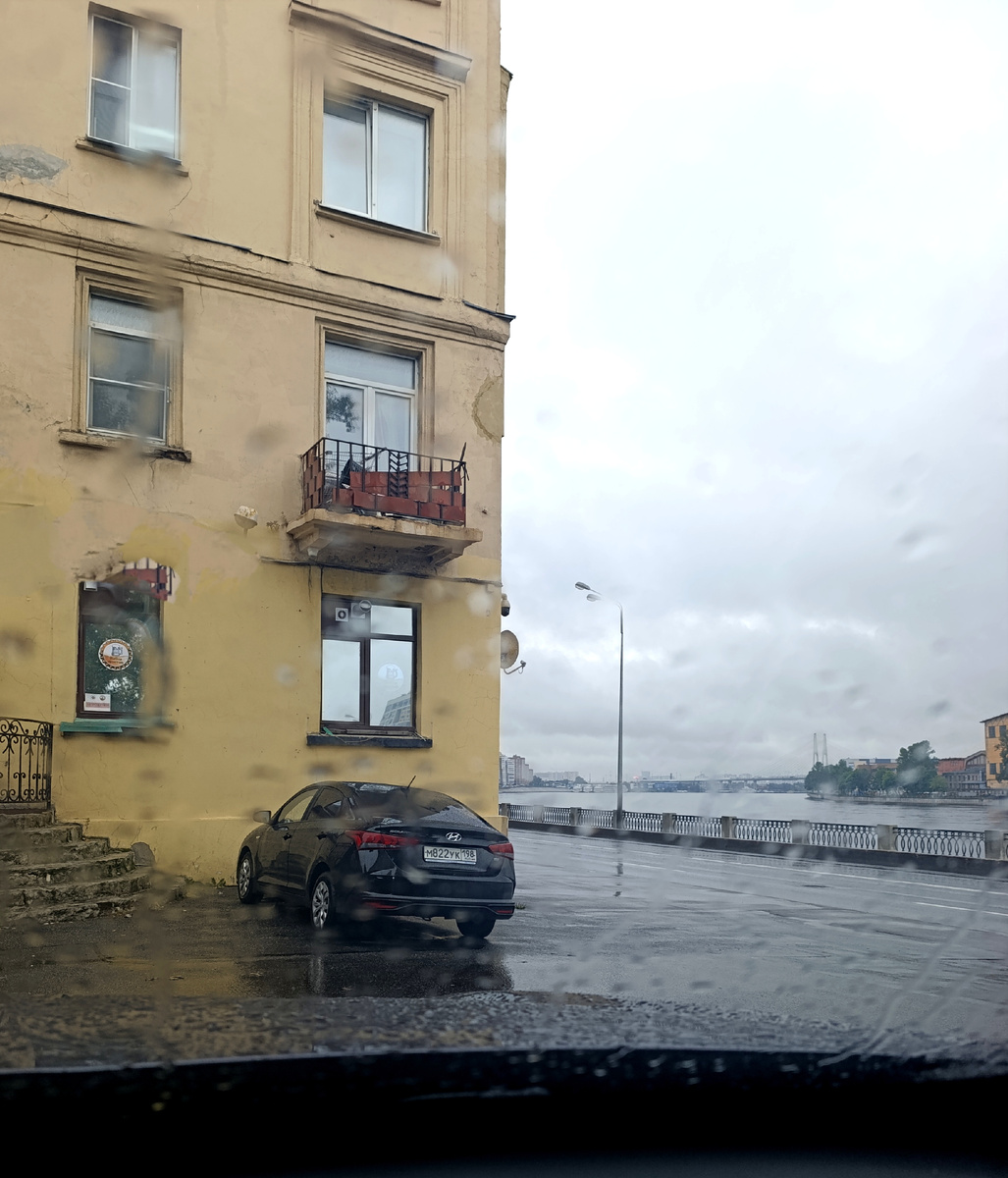 Все фото автора. Утро у дома из авто. 