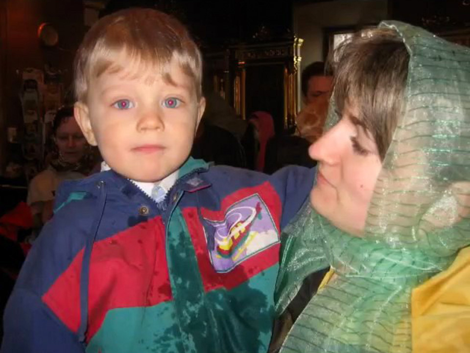     Детская фотография Сергея Шанина с матерью Еленой. Фото: личный архив семьи Шаниных